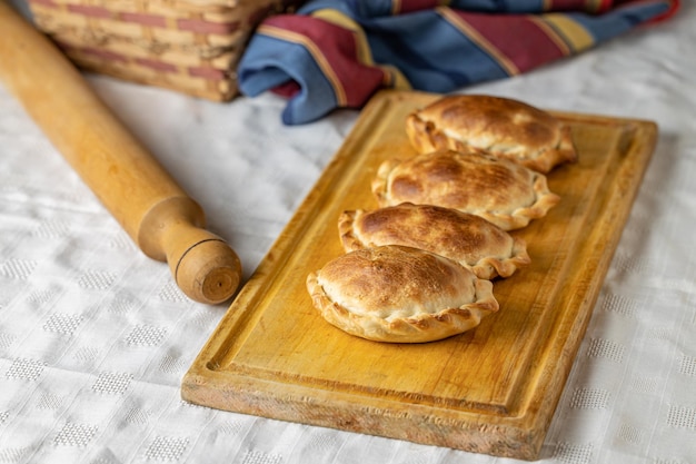 Empanadas argentinas assadas tradicionais em uma placa Copiar espaço