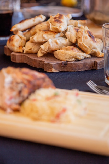 Empanadas argentinas en un plato