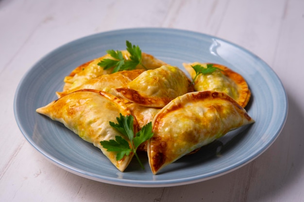 Empanadas argentinas recheadas com carne e tomate. Receita original de Buenos Aires.