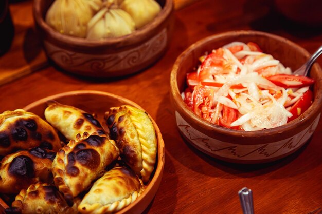 Foto empanadas auf einem regionalen gericht aus salta, argentinien.