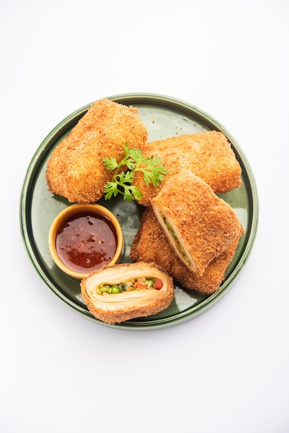 Empanadas de caja, Delicioso refrigerio de pastelería del sur de Iasian frito relleno con algo salado y recubierto con pan rallado