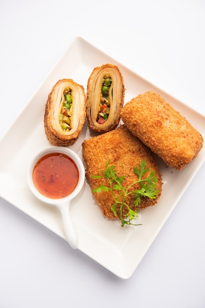 Empanadas de caja, Delicioso refrigerio de pastelería del sur de Iasian frito relleno con algo salado y recubierto con pan rallado