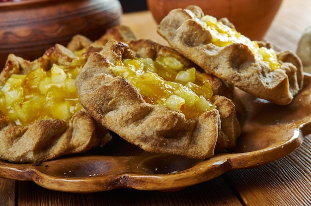 Empanadas de Carelia con manzanas y albaricoques Las empanadas tradicionales generalmente tenían una corteza de centeno, pero las de Karelia del Norte y Karelia de Ladoga