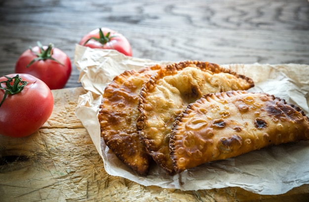 Empanadas de carne en el fondo de madera