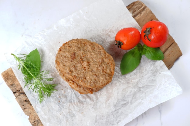 empanadas de carne de hamburguesa con verduras sobre fondo blanco.