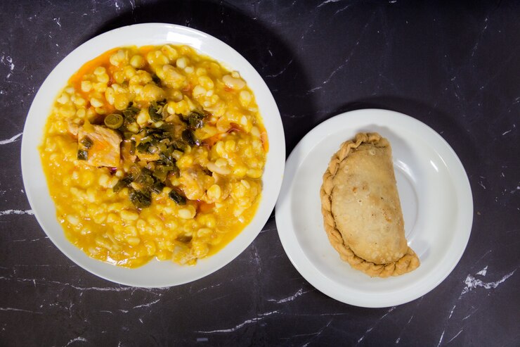 Empanadas de carne y locro norteño, tradición argentina en días nacionales