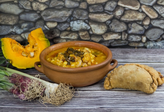 Empanadas de carne y locro norteño, tradición argentina en días nacionales