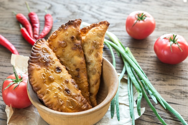 Empanadas de carne en la mesa de madera