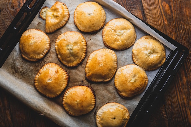 Empanadas con cebollino siberiano y champiñones