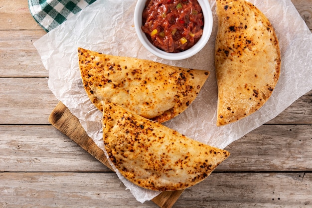 Empanadas chilenas tradicionales en mesa de madera rústica