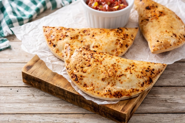 Empanadas chilenas tradicionales en mesa de madera rústica