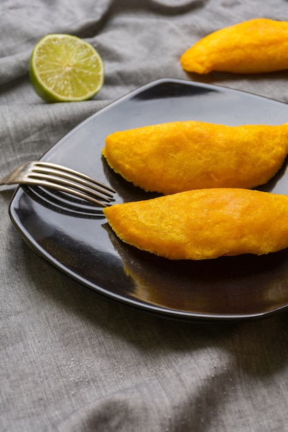 Empanadas colombianas, hechas de carne y fritas en aceite.