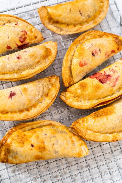 Foto empanadas de cereja doce na fritadeira a ar