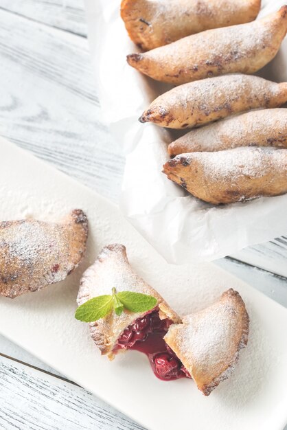 Empanadas de cereja no prato branco