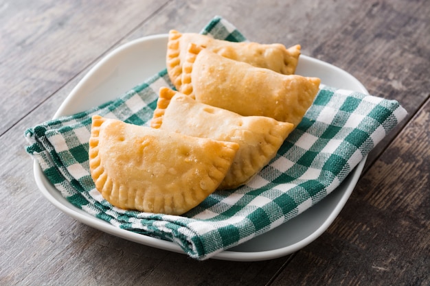 Empanadas espanholas típicas na mesa de madeira