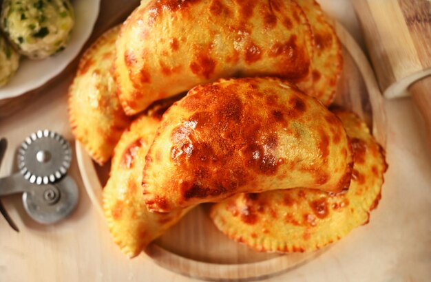 Empanadas españolas recién horneadas en la vista superior del primer plano de la mesa