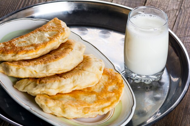 Empanadas frescas en la mesa de madera