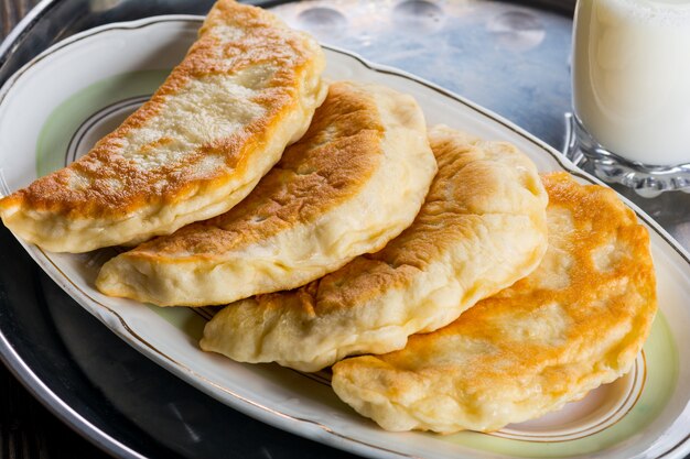 Empanadas frescas en la mesa de madera