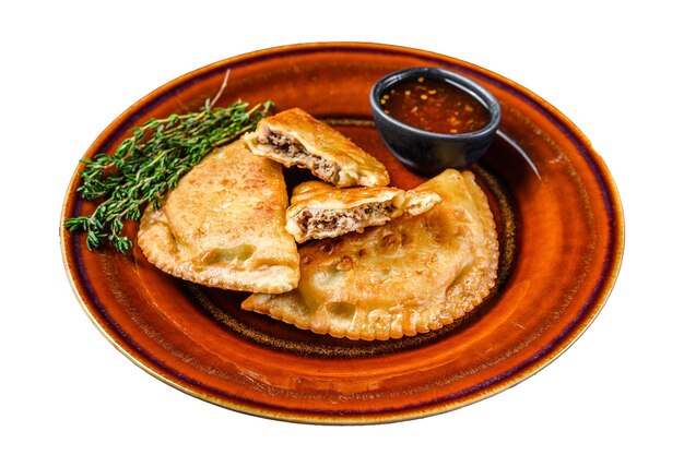 Empanadas fritas com carne picada servida em um prato com molho de pimentão Isolado em fundo branco vista superior
