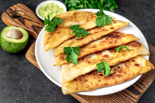 Empanadas fritas da América Latina com abacate em mesa de pedra