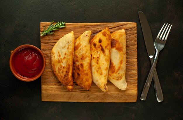 Foto empanadas fritas da américa latina com molho de tomate