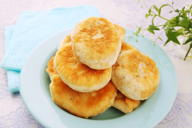 Empanadas fritas con repollo en un plato