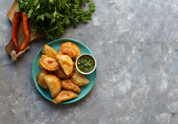 empanadas fritas con salsa. Vista superior.