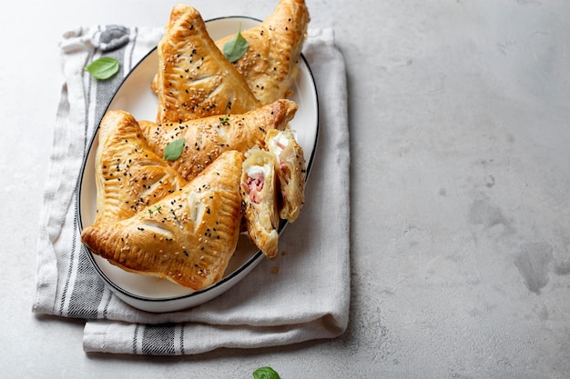 Empanadas de hojaldre con queso y jamón