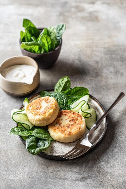 Empanadas de papa Rellenas de carne servidas con crema agria y vegetales