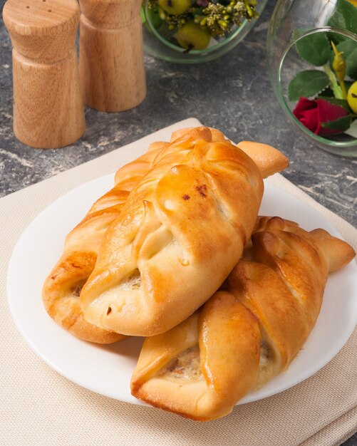 Empanadas de pescado sabroso en un plato blanco.