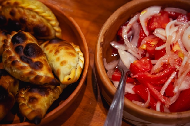 Foto empanadas en un plato regional de salta argentina.