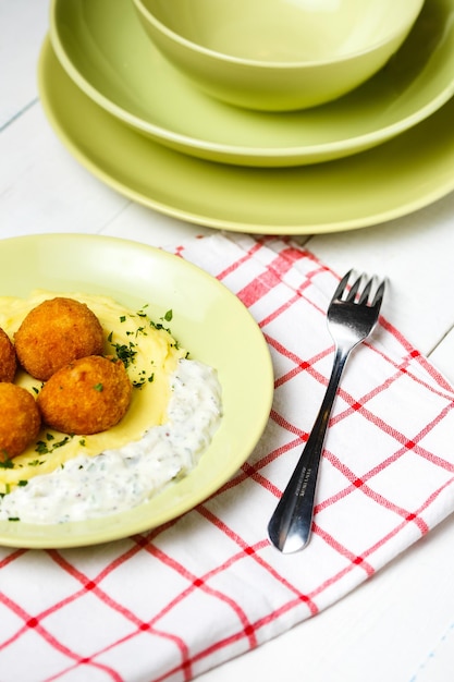 Empanadas de pollo o croquetas de pescado fritas en pan rallado con patata y salsa