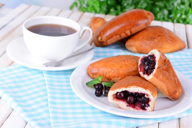 Empanadas recién horneadas con grosellas en un plato en el primer plano de la mesa