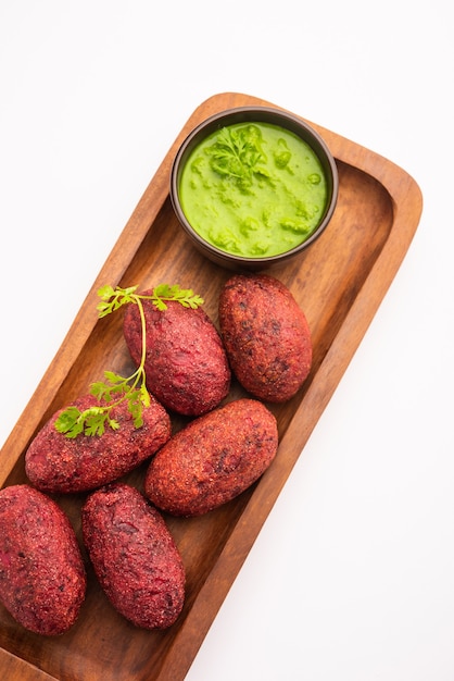 Empanadas de remolacha o chuleta o tikki servidas con chutney verde