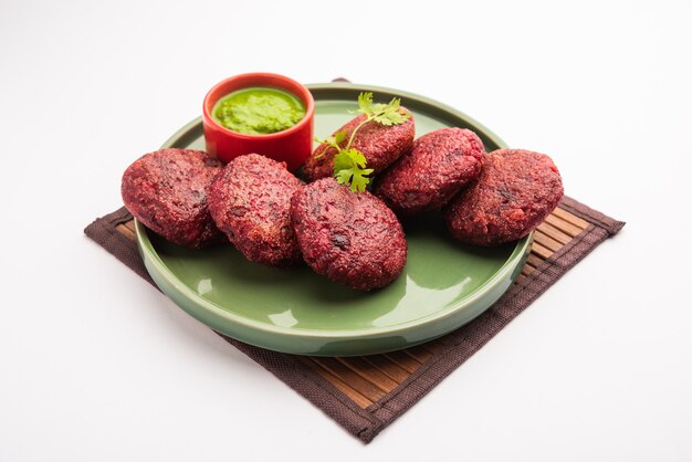 Empanadas de remolacha o chuleta o tikki servidas con chutney verde