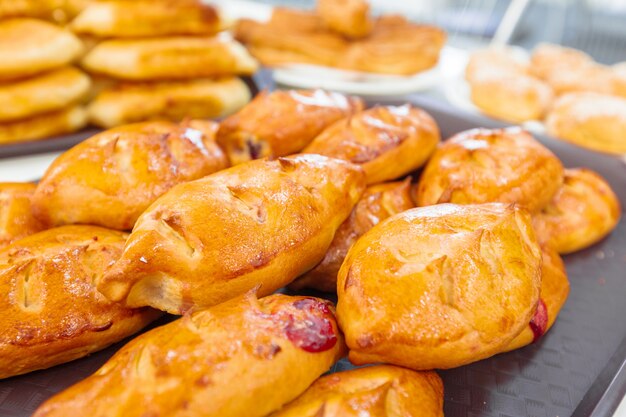 Empanadas rusas tradicionales en placa