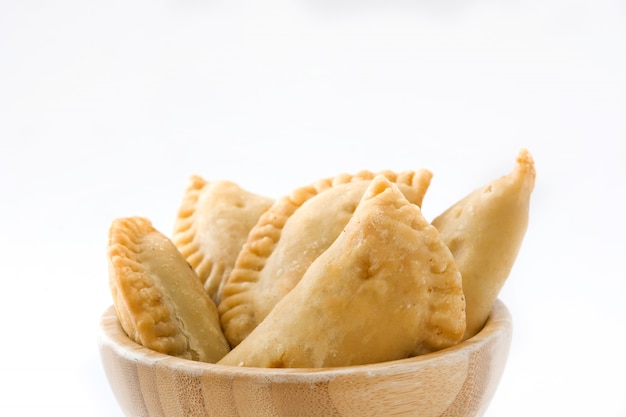 Empanadas típicas españolas en un recipiente aislado