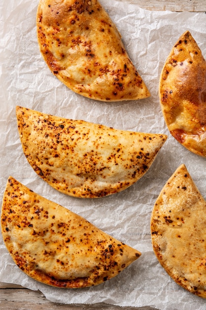 Empanadas tradicionais chilenas em mesa rústica de madeira