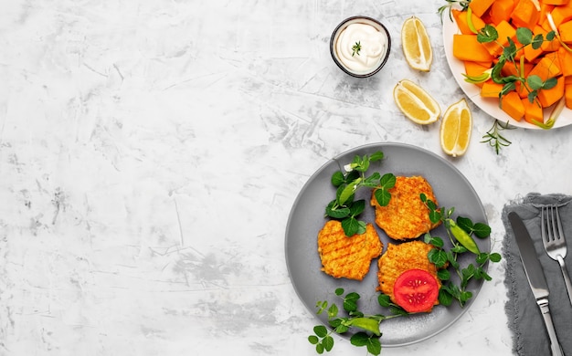 Empanadas de verduras de calabaza y salsa de mayonesa