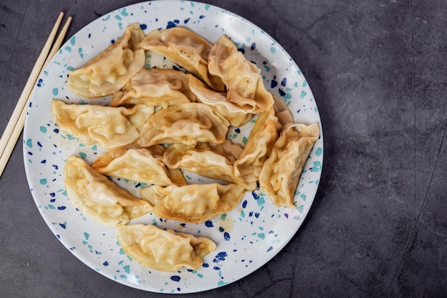 Empanadillas asiáticas en plato