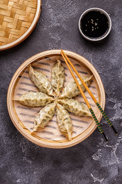 Empanadillas asiáticas con salsa de soja en una vaporera