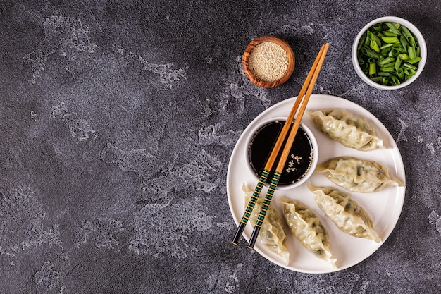 Empanadillas asiáticas y salsa de soja