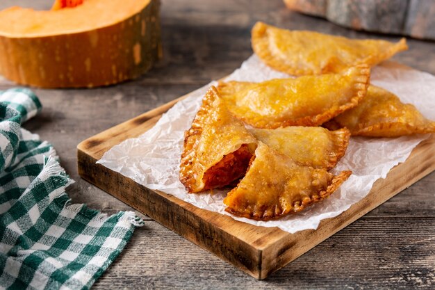 Empanadillas de calabaza en mesa de madera