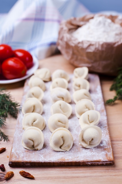 Empanadillas con carne en un soporte de madera