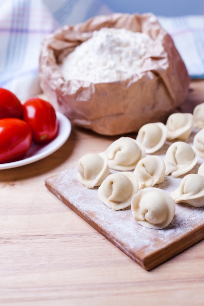 Empanadillas con carne en un soporte de madera