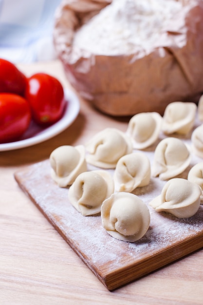 Empanadillas con carne en un soporte de madera