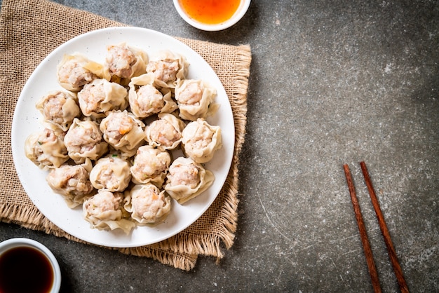 Empanadillas de cerdo con salsa