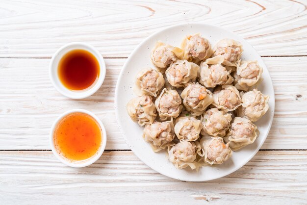 Empanadillas de cerdo con salsa