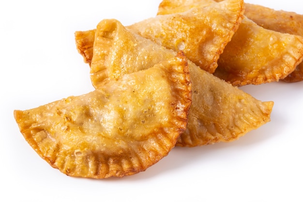 Empanadillas de abóbora isoladas em fundo branco