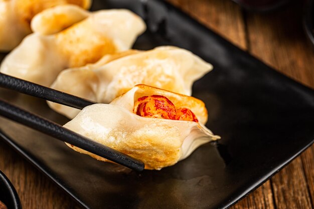 Empanadillas fritas con relleno de cigalas